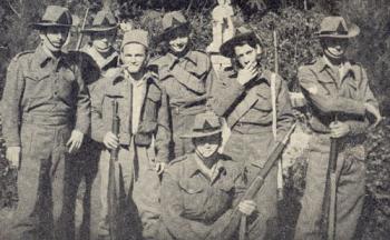 מנחם אבטיחי (הראשון מימין) עם חבריו במשמר