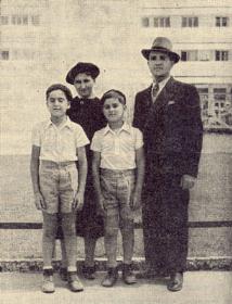 מנחם אבטיחי (משמאל) עם הוריו ואחיו, ת"א 1937