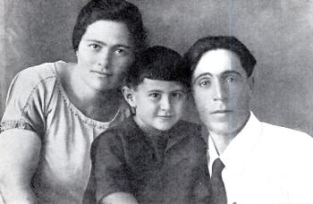 יוסף בן ארבע עם אביו ואמו